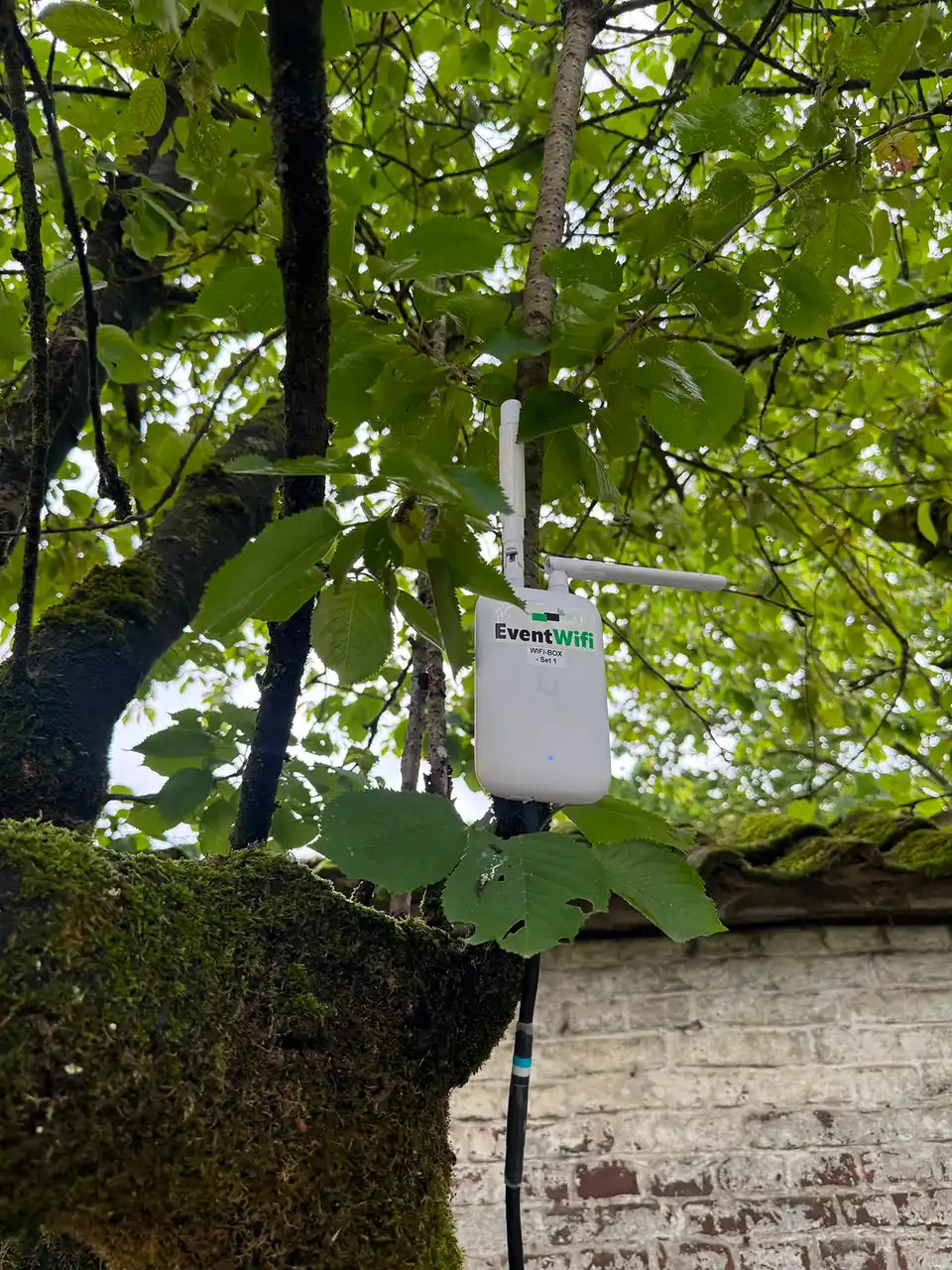 Wifi accesspoint aan een stelling boven een barconstructie op een stadsplein