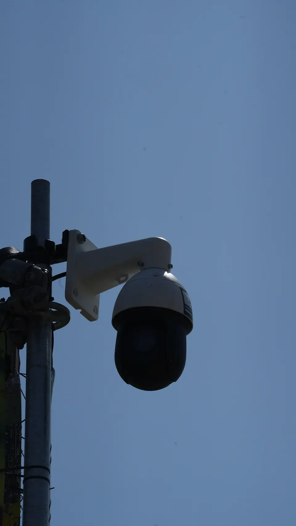 AI ondersteunde bulletcamera voor crowd control op een evenement, gemonteerd aan een stalen constructie