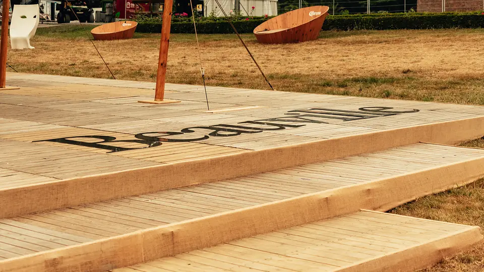 Houten vlonder met de naam Beauville als signage op het festivalterrein