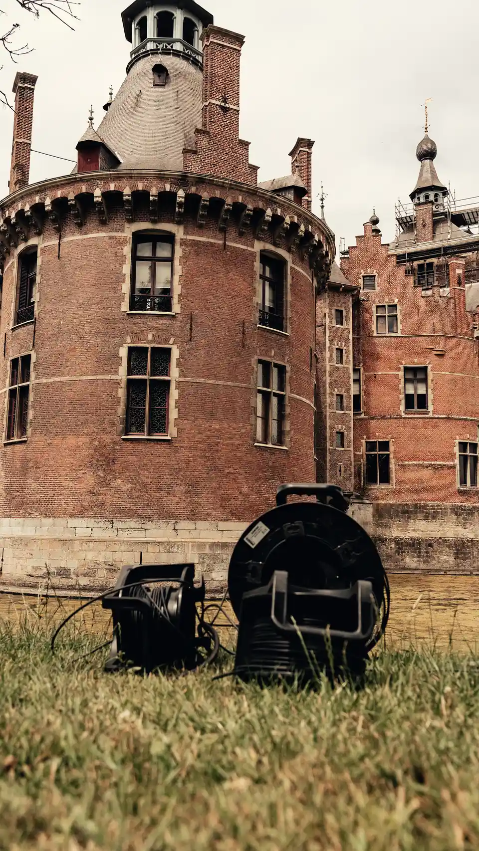 Kasteel van Beauville Festival met een kabelhaspel van EventWiFi op het gazon ervoor