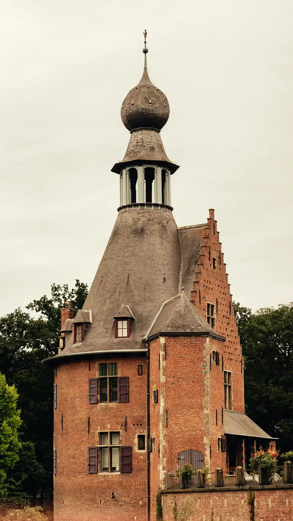 Toren van het kasteel op het domein van Beauville Festival