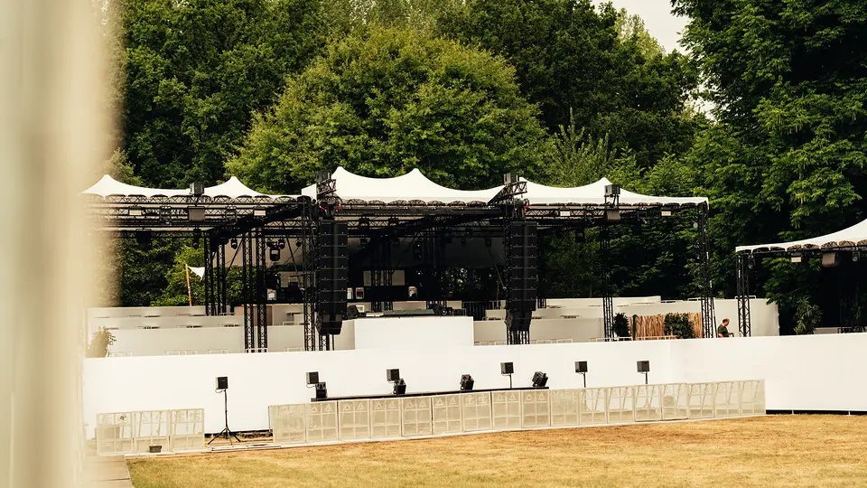 Podium en terras van Beauville Festival in de vroege ochtend voor de opening
