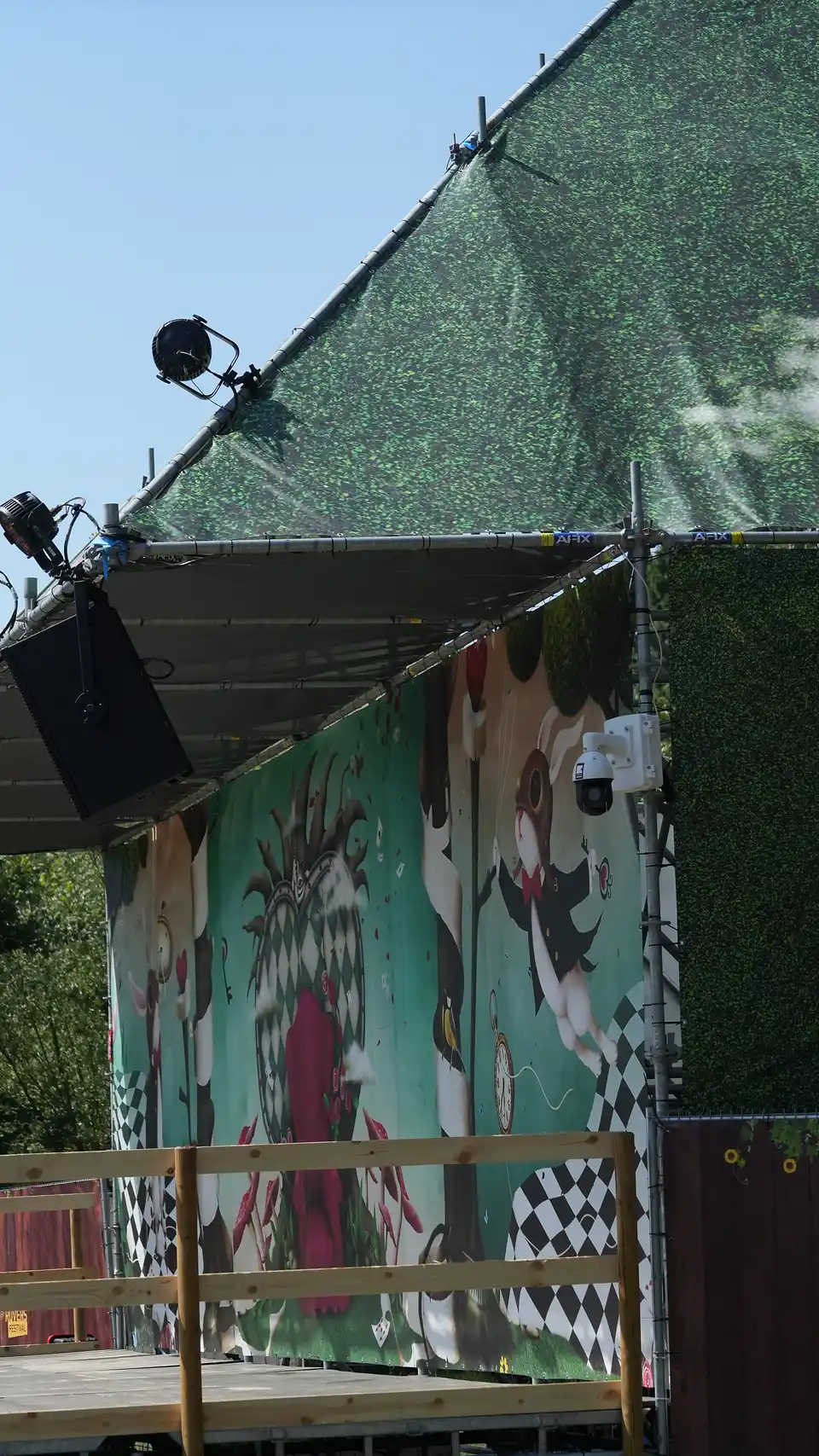 Bewakingscamera en luidspreker samen gemonteerd op een constructie boven een festivalzone
