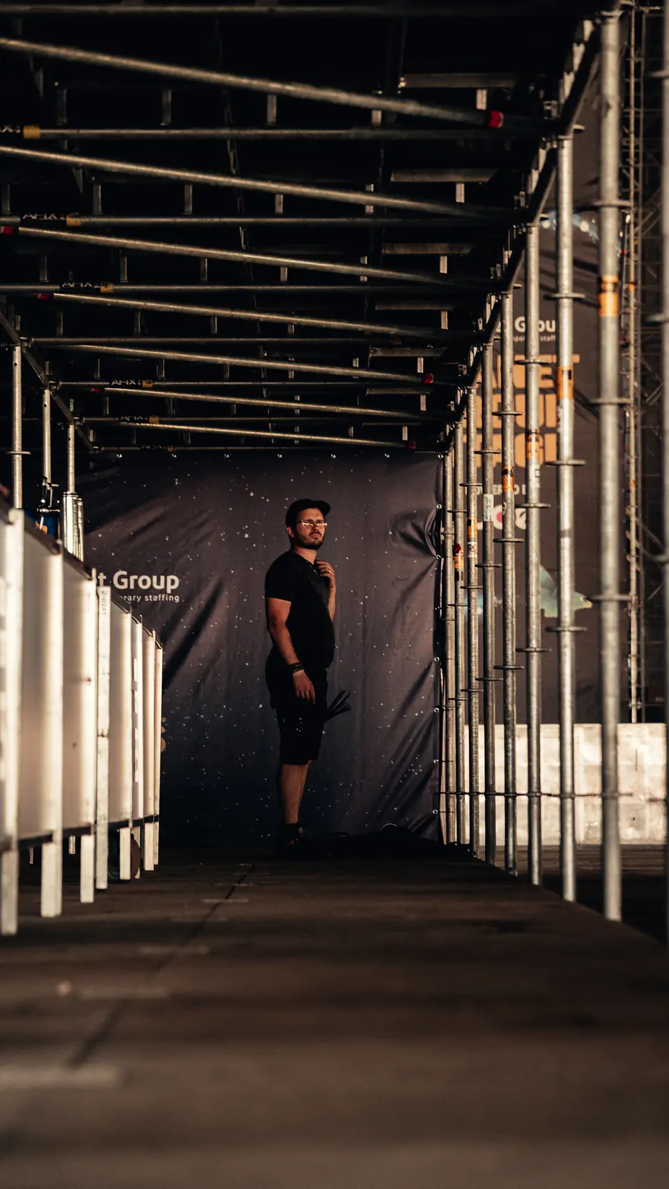 Crewlid van EventWiFi loopt door een backstage gang tijdens de opbouw van een festival