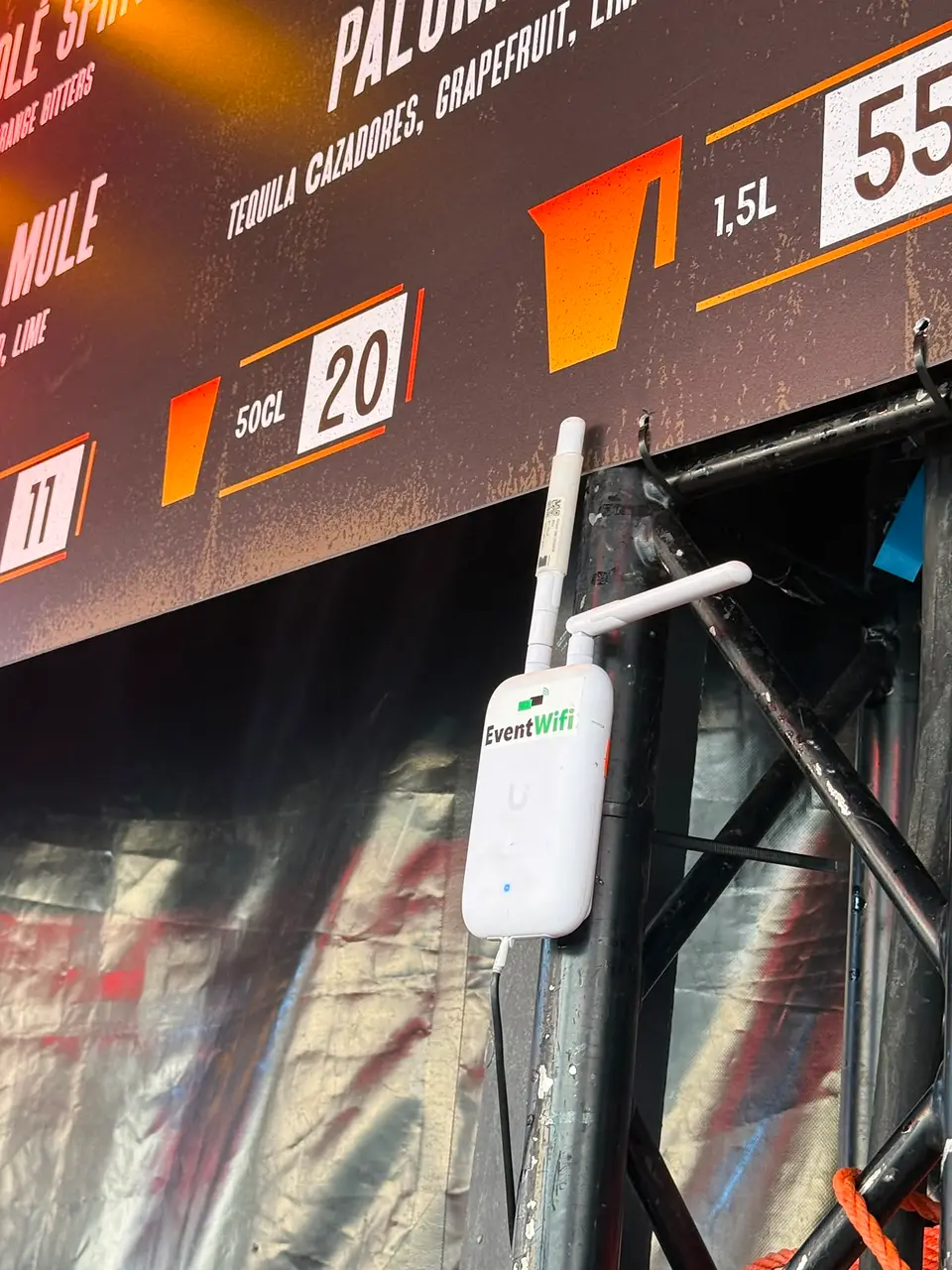 Wifi accesspoint aan een barconstructie onder de prijslijst tijdens de Gentse Feesten