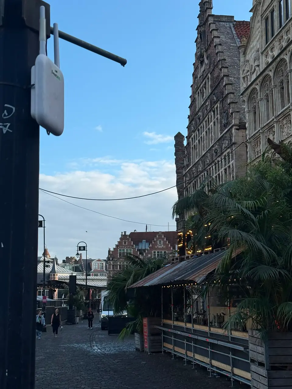 Wifi accesspoint van EventWiFi op een paal boven een plein tijdens de Gentse Feesten