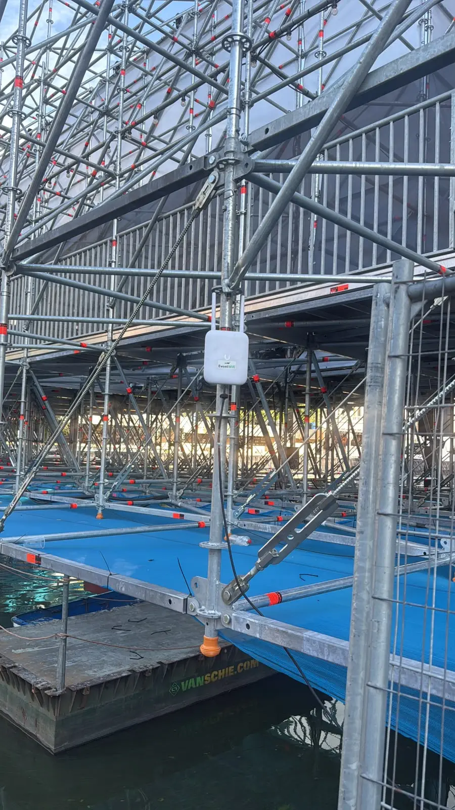 Wifi accesspoint gemonteerd aan een stelling naast een podium op de Gentse Feesten