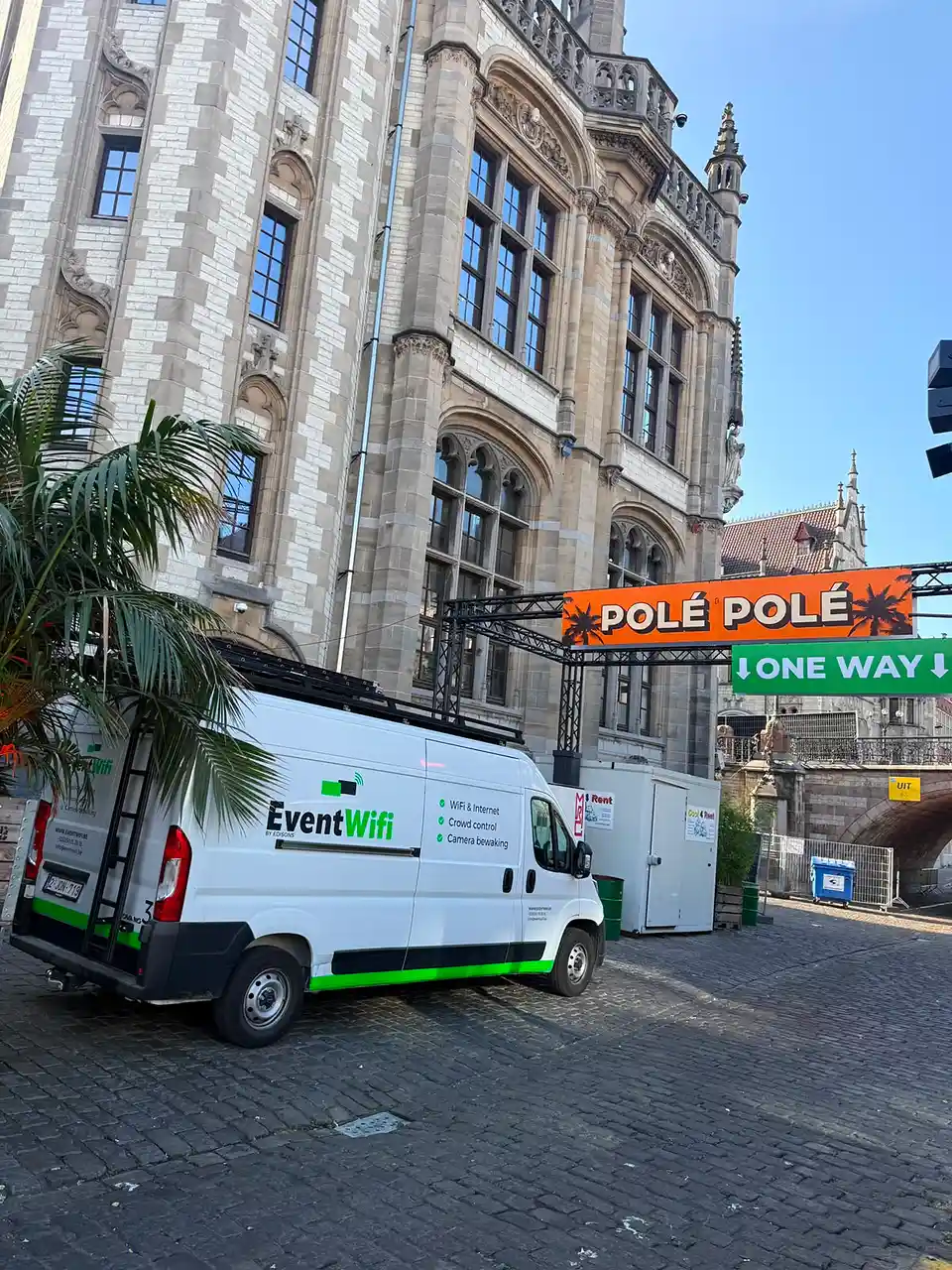 Bestelwagen van EventWiFi aan de ingang van Pole Pole tijdens de Gentse Feesten