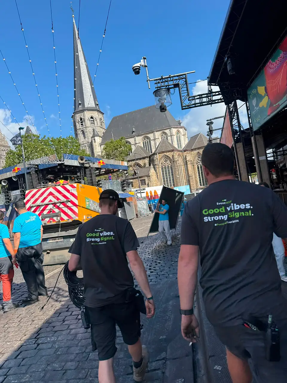 Crew van EventWiFi tijdens de opbouw op de Gentse Feesten, met de Sint Jacobskerk op de achtergrond