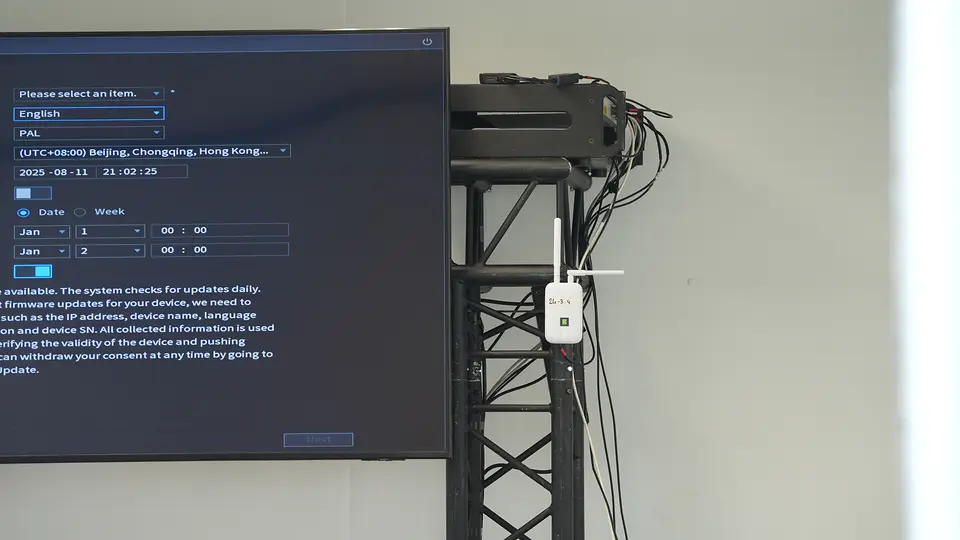 Netwerkrack met switch en monitor op een eventlocatie, opgezet door EventWiFi