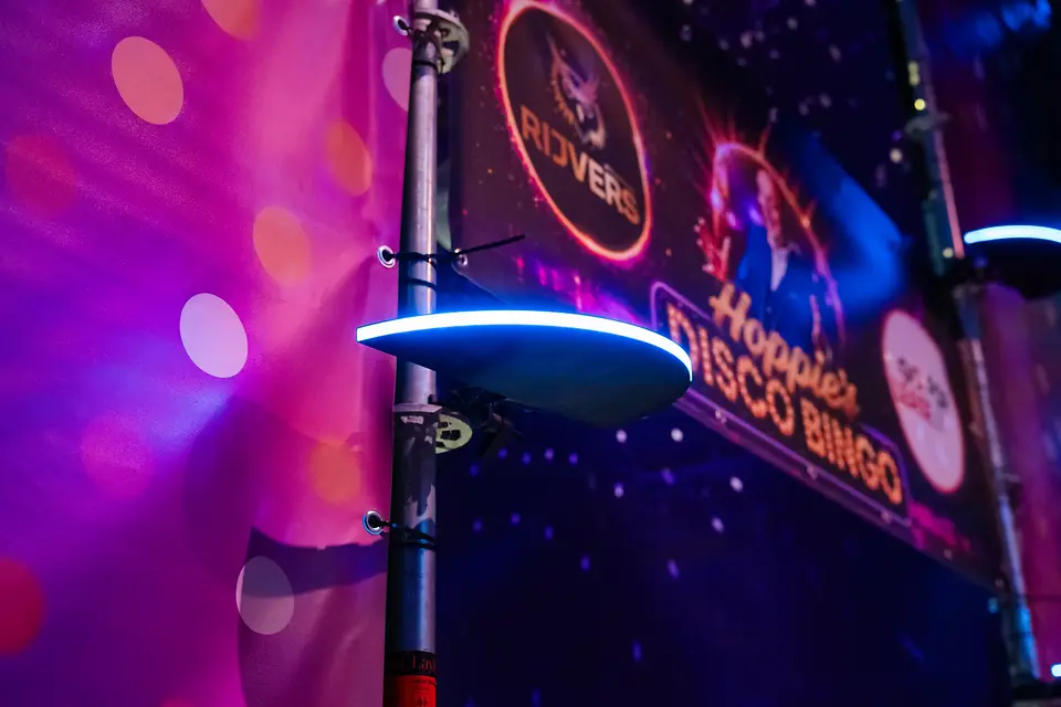 Accesspoint aan de tentpaal boven de dansvloer van Rijvers Festival, tussen het licht en het decor