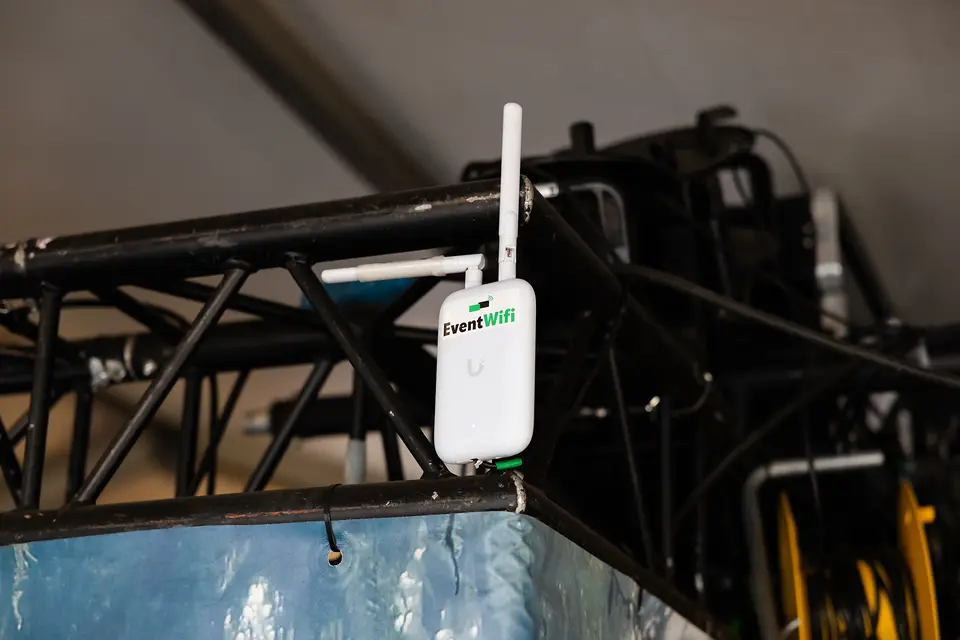 Accesspoint van EventWiFi vastgemaakt aan de truss boven een bar op Rijvers Festival