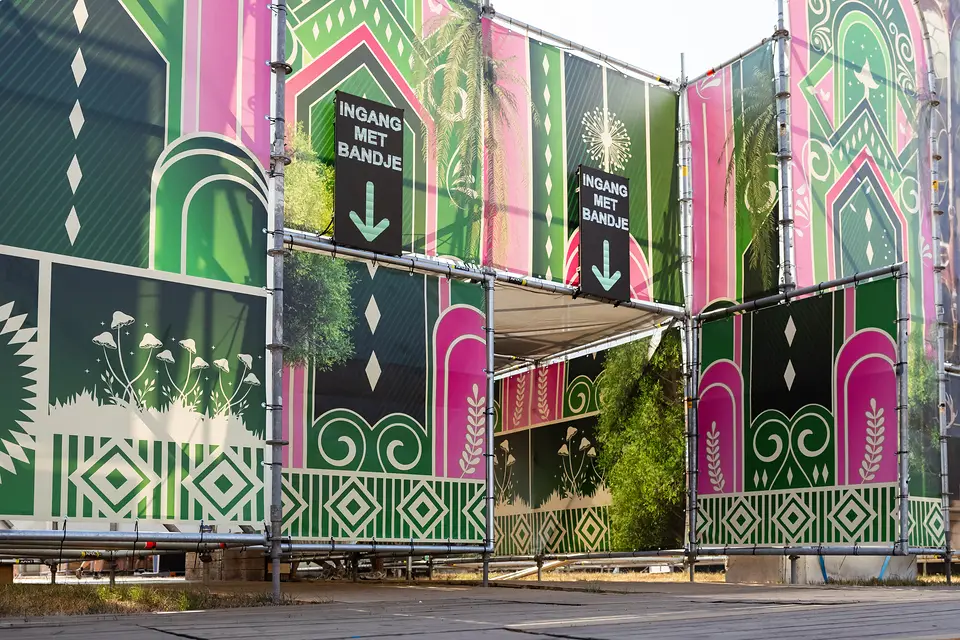 Ingang van Rijvers Festival met de beschilderde decorwanden waarin de techniek weggewerkt zit