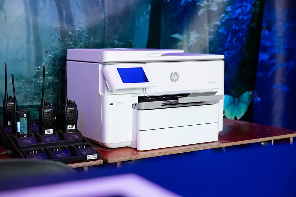 Printer en portofoons Netwerkprinter en een lader vol portofoons in de productieruimte van Rijvers Festival