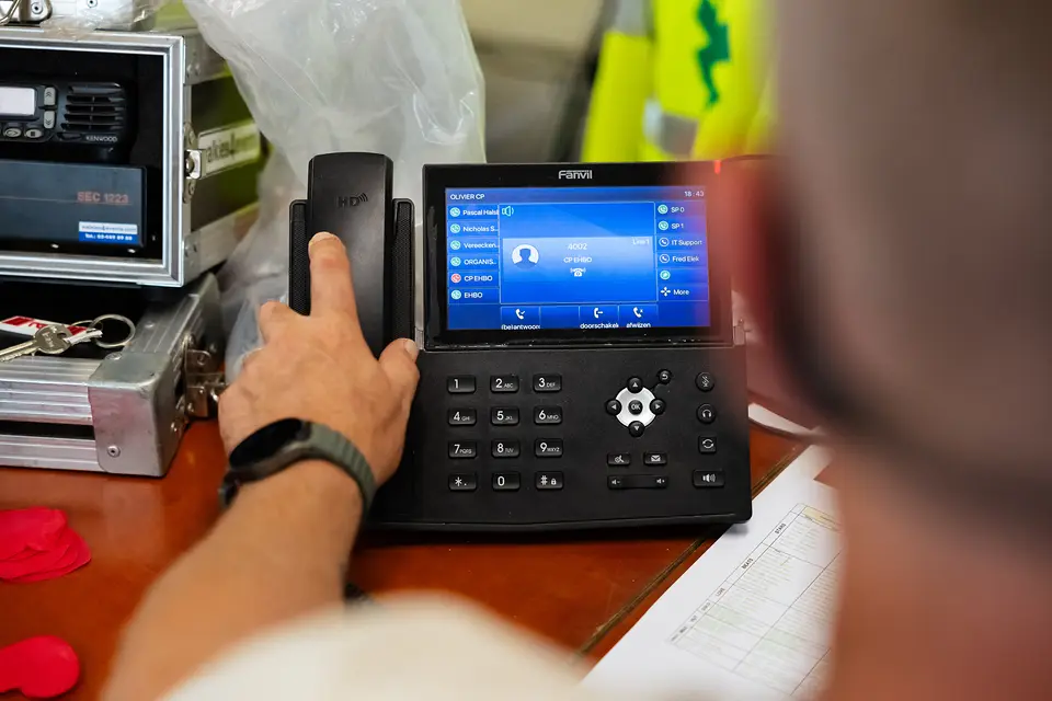 VOIP toestel in de controlekamer van Rijvers Festival met de rechtstreekse lijnen naar de hulpdiensten in het scherm